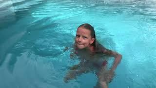 Vlog 4 : ma morning routine en guadeloupe..tout habillée dans la piscine ...