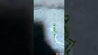 Зеленый человечек   танцует под песню