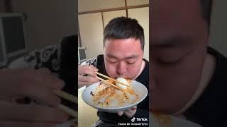 Chinese guy eats a bowl of noodles with two eggs in less than 10 seconds Mukbang meokbang