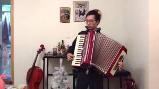 Here comes Santa Claus on accordion