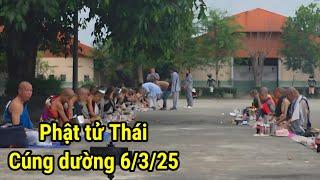 Phật tử Thái Lan cúng dường sáng 06/3/2025