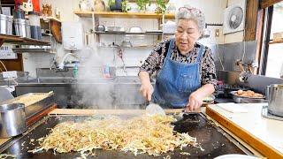 巨大お好み焼きと焼きそばが爆売れ！77歳ワンオペお母さんが作る鉄板グルメ丨Mom's Japanese Okonomiyaki