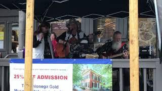 Laura Simon sings a classic cover in the rain “You Really Got Me”