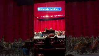 Cierre de Gershwin’s Rhapsody in Blue por el Maestro José Antonio Molina y la pianista Zhenni Li.