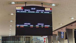 Walking around the hall of Central Station / Gare Centrale, the main train station in Montréal 