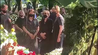 Вера Алентова и Юлия на похоронах Владимира Меньшова: прощальное видео