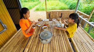 The two sisters cook together with fried eggs and tofu in tomato sauce.Nhi and An life