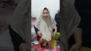 Mama tertawa lucu saat buru buru mau berangkat ke kota