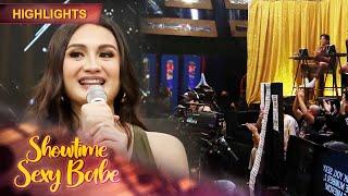 Sexy Babe Zoe is applauded by the people inside the studio  | It's Showtime Sexy Babe