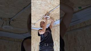 Девушка электрик профессионал! #diy #стройка #электрика