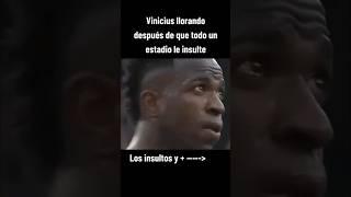 Vinicius llorando después de que todo el estadio lo insulta