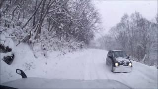 雪道でラリー車のようにカッ飛ぶアルト