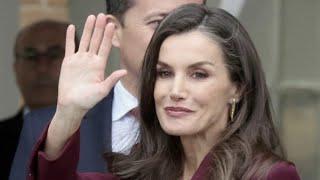 La reina Letizia confirma en Toledo su idilio con el color burdeos