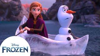 Anna y Olaf bajan a los tumbos en un bote de hielo | Frozen