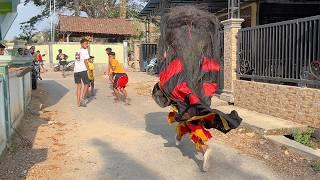 Barongan Ngamuk Ngejar Orang... Arak Arakan Barongan Galak & Reyog Ponorogo Seni Barong