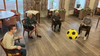 Bewegen met ouderen - Voetballuhhh #2AandachtVoorWelzijn