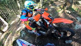 GIRL on Single Track - HARD EnduRO Adventure Escape