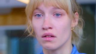Молодая девушка вышла замуж за мигранта, и он увез ее в страну, где нет телефона и интернета