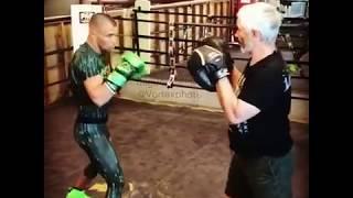 LOMACHENKO PAD WORK  ЛОМАЧЕНКО РАБОТАЮТ НА ЛАПАХ