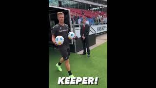 Ron-Robert Zieler wird LAUT gefeiert von die FANS 