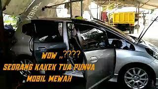 seorang kakek tua lagi lap mobil, mewah automotif,