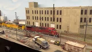 Very long US model railroad trains on a small shelf layout in H0 gauge