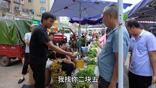 Xu Sanwa set up a stall to sell bananas and peppers. Dozens of catties of good goods were carried t