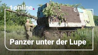 Ukrainer inspizieren erbeuteten russischen Panzer: "Das ist ein Problem"