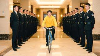 窮小子騎自行車參加豪門宴會被保安趕出門，下秒身份公開，眾人嚇得跪地認錯！