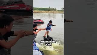 người đàn ông này đang dạy con trai của mình lái mô tô nước lần đầu tiên #shorts