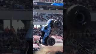 #monstertruck two wheels skills show #shorts #eterno #monsterjam #stunt #skills #motorsport