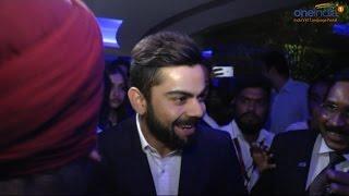 Virat Kohli asks for a pee break from paparazzi | Oneindia News