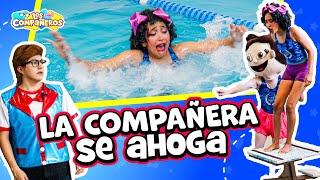 Andy empuja a la compañera a la alberca | La Compañera se Ahoga | Vamos a clases de Natación