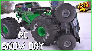 RC Monster Trucks Snow Day Play Time Megalodon & Grave Digger