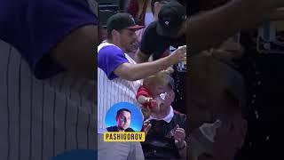 Мужик круто поймал бейсбольный мяч! #shorts