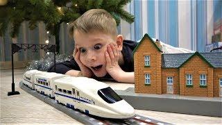 Макс строит железную дорогу и играет в игрушечные поезда для детей
