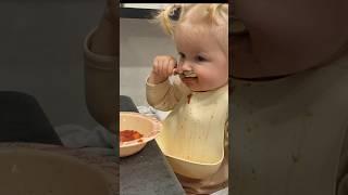 Как мы научили дочку кушать самостоятельно  #прикорм #самоприкорм #еда #малыш #1годик
