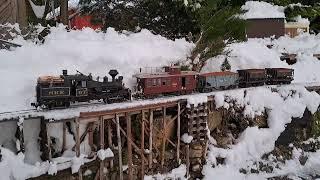 lots of snow and garden railway Viel Schnee auf der Gartenbahn