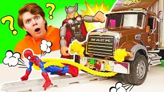 Qui est le plus fort: Thor ou Spider Man? Jeux avec jouets pour garçons