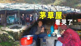 貴州深山發現一茅草屋，裡面住著兩位88歲老人，每天放牛養雞，過著與世隔絕般的生活【貴州李俊】