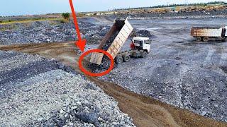 EP24!New project !Expertly move dirt from a 25ton dump truck into the water using a bulldozer