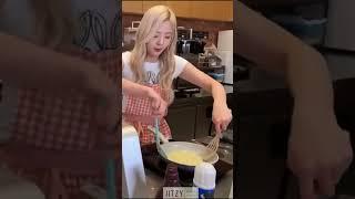 Lia burns the pancake #itzy  #lia #chaeryeong Itzy Cookbang & Mukbang #pancakes