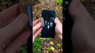 Mit Batterie dein Smartphone aufladen?#survivalskills #bushcraft #lifehack #batterie  #aufladen