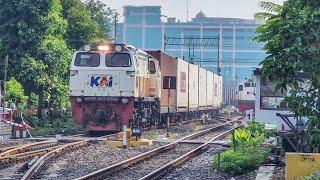 STASIUN DIPADATI KERETA JALUR UTARA SUPER PANJANG!! Kesibukan Pagi di Stasiun Surabaya Pasarturi