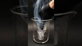 Regardez la réaction de ces substances chimiques dans l'air!