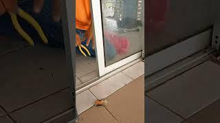 Jangan tiru...                                      hanya kurang 3 minit tukar roda sliding door..