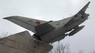 В Волгограде памятник-самолет «Миг-21» грозит "спикировать