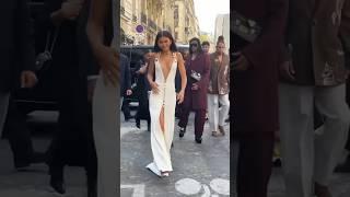 Она отвергла пять крупнейших мировых брендов класса люкс .