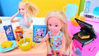 Barbie videoları. Evi kendine kahvaltı hazırlıyor. Yemek yapma oyunu. Barbie'nin Hayatı