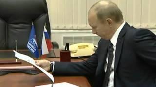 Путин рвёт листовку оппозиции на куски Putin Tear Oppositional Leaf